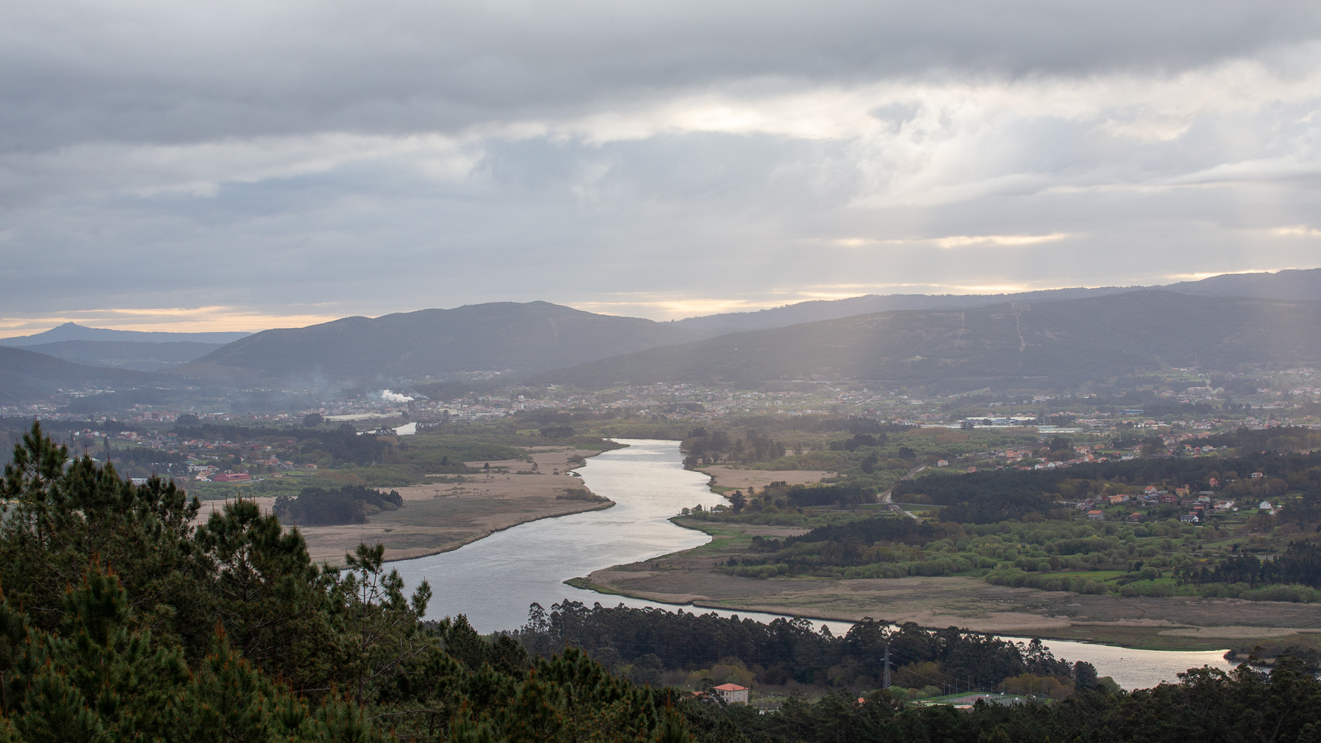 Paisaje gallego con río y montañas cerca de Padrón
